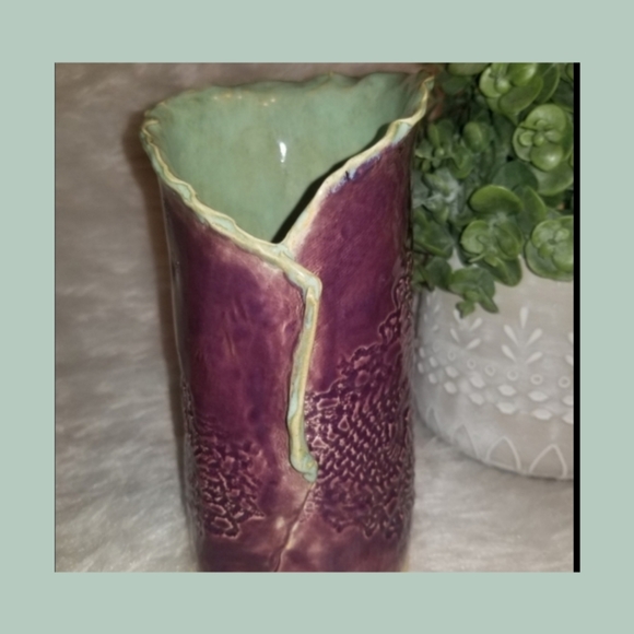 Handmade pottery vase purple & green - Picture 1 of 8